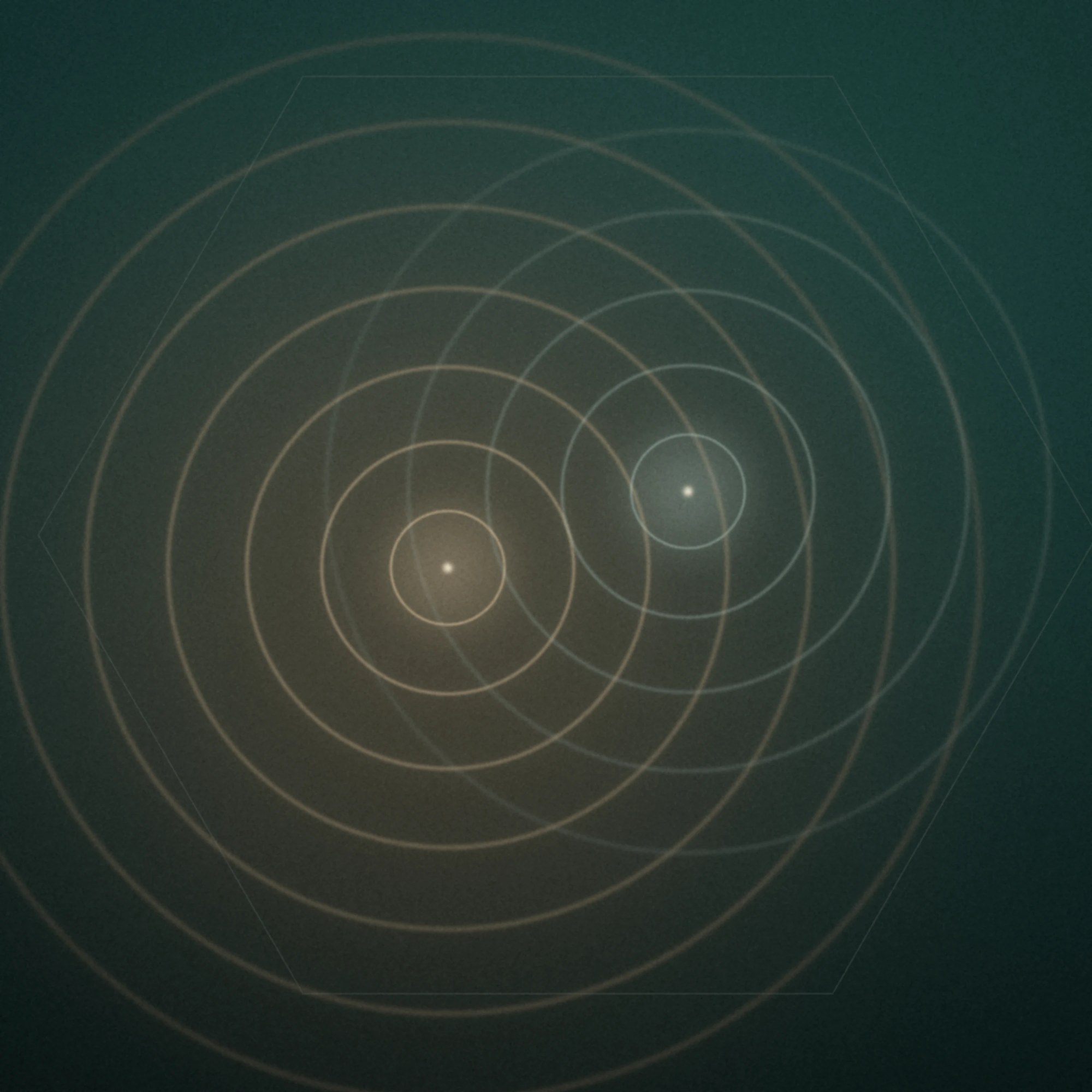 Ondas concéntricas que se extienden por un estanque oscuro y quieto, iluminado por una cálida luz ámbar, con dos suaves patrones de ondas que se superponen.